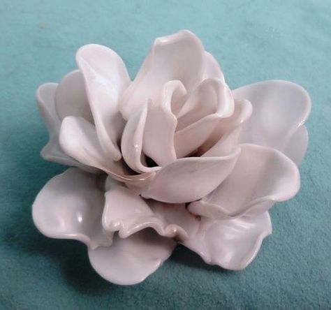 Make a Plastic Spoon Rose » Dollar Store Crafts Diy Flores, Melted Plastic, Fleurs Diy, Plastic Spoons, Rose Pendant, Dollar Store Crafts, Crafty Craft, Craft Time, Cute Crafts