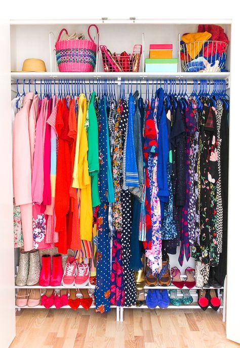 Color Coded Closet, Color Coordinated Closet, Small Closet Makeover, Minimal Closet, Nyc Closet, Closet Hacks, Rainbow Order, Walk In Robe, Small Closets