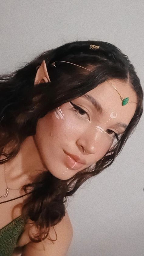 Cosplay elf Hot Elf Costume, Simple Elven Makeup, Elf Witch Costume, Elf Looks Makeup, Forest Elf Cosplay Makeup, Elf Hair And Makeup, Cute Elf Cosplay, Women Elf Costume, Elves And Fairies Costume