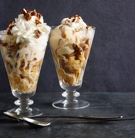 Apple Pie Sundaes Pie Recipes Thanksgiving, Friendsgiving Dessert, Recipes Ice Cream, Ice Cream Sundae Recipe, Desserts Apple, Fall Desserts Apple, Baking Fall, Desserts Ice Cream, Sundae Toppings