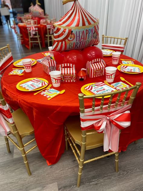 Carnival Themed Birthday Party Carnival Party Table Decor, Carnival Party Favor Ideas, Baby Carnival Birthday Party, Plim Plim Birthday Party Ideas, Carnival Table Decorations, Circus Theme Party Two Year Old, Carnival Birthday Table Decor, Carnival Theme Centerpieces, Circus Centerpieces Ideas