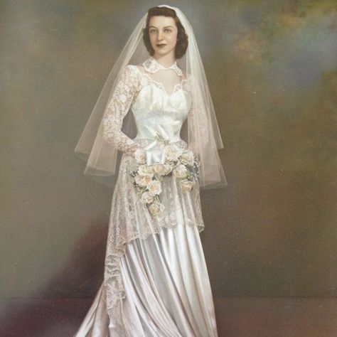 Bohemian Style Gown, Gowns Vintage, Traditional Gowns, Vintage Brides, Bridal Skirts, Vintage Wedding Photos, Vintage Weddings, Portrait Wedding, Bridal Portrait