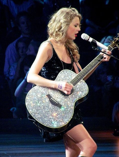 Taylor Swift Sparkly Guitar 💖 Taylor Swift Guitar, Taylor Swift 1989 Tour, Taylor Guitars, Taylor Guitar, Taylor Swift Speak Now, Estilo Taylor Swift, Taylor Swift Fearless, Taylor Swift Music, Celebrity Look Alike