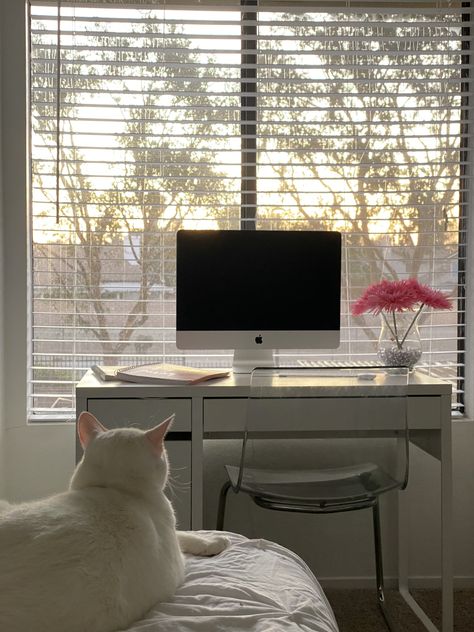 White Imac Desk Setup, White Ikea Desk, Ikea Desk Set Up, Clear Desk Aesthetic, Minimalistic Desk, Imac Aesthetic Set Up, Clean Desk Aesthetic, Imac Desk Setup Aesthetic, Imac Aesthetic