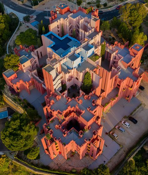 Pink Building, Ricardo Bofill, Spain Design, Canvas Art Projects, Red Wall, Social Housing, Red Walls, Affordable Housing, Architectural Elements