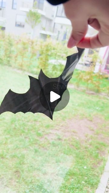 Diy Bats Halloween, Bats Diy Halloween, Diy Bat Halloween Decor, How To Make Bats For Halloween, Diy Bat Decorations, Bat Halloween Decor, Bat Diy, Halloween Bricolage, Halloween Bats Diy