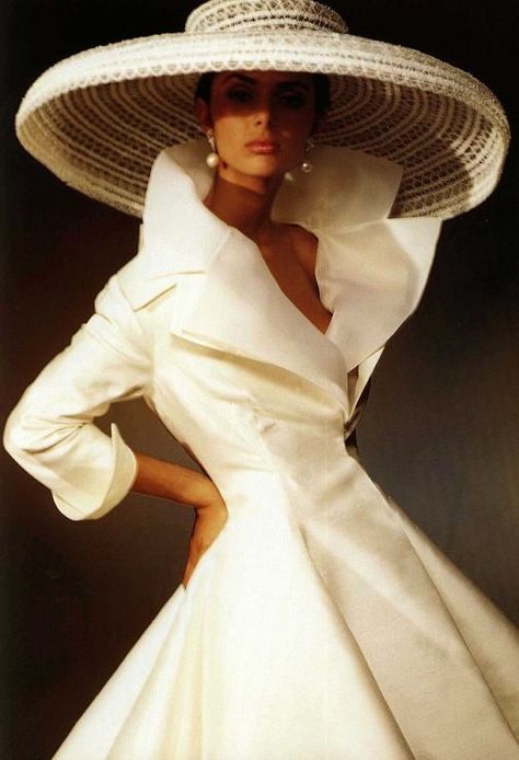 Omg.. this look is EVERYTHING.   Love, love, love <3.  -Christian Dior by Gianfranco Ferré 1950s Fashion, Fashion Weeks, Mode Hippie, Elegant Hats, Gianfranco Ferre, Wearing A Hat, Moda Vintage, Mode Vintage, Looks Style