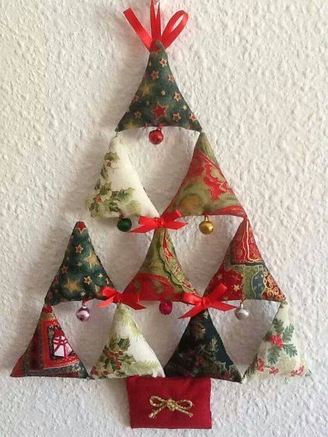 Diy Gifts For Christmas, Christmas Crafts Sewing, Christmas Decorations Sewing, Sewing Christmas Gifts, Christmas Fabric Crafts, Christmas Patchwork, Christmas Sewing Projects, Fabric Christmas Trees, Quilted Christmas Ornaments