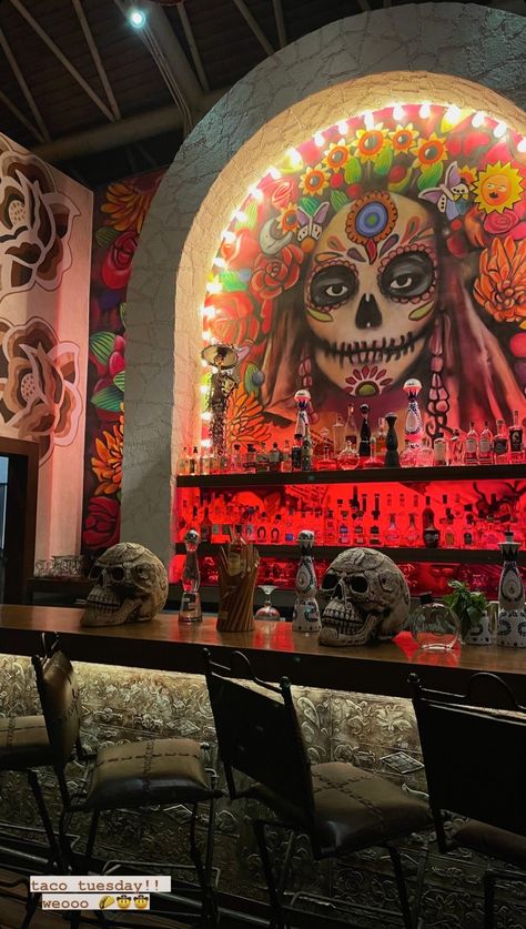 Mexican Murals Restaurant, Mexican Bar Decor, Mexican Bar Design, Cantina Decor, Bar Renovation, Mexican Restaurant Design, Mexican Restaurant Decor, Bar Original, Mexican Bar