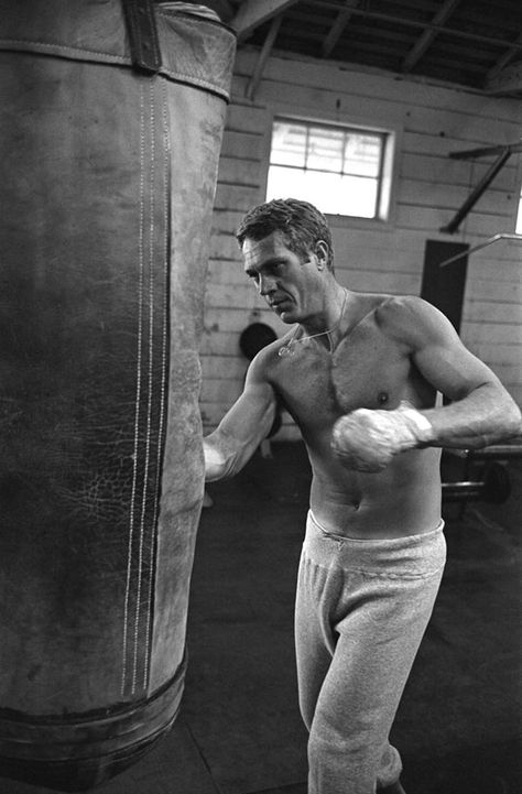 Workout Style: Steve McQueen | Todd Snyder William Claxton, Klasik Hollywood, Steve Mcqueen Le Mans, Steve Mcqueen Style, Steven Mcqueen, Gena Rowlands, Ryan O'neal, Eric Dane, Montgomery Clift