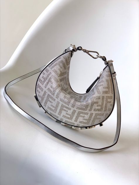 underarm bag silver-toned Handbag Dior, Handbags Gucci, Bag Silver, Gucci Fashion, Underarm Bag, Dior Shoes, Ring Style, Diamond Crystal, Fendi Bags