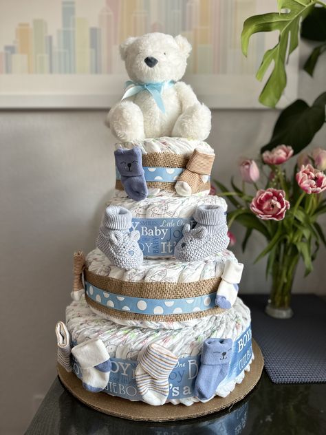 Easy Diaper Cake Ideas, Nappy Cake Ideas, Pampers Cake, Baby Shower Hostess Gifts, Pamper Cake, Diaper Bouquet, Shower Hostess Gifts, Diaper Cake Centerpieces, Classy Baby Shower