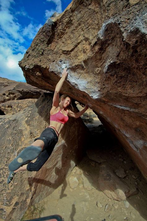 Rock Climbing Photography, Rock Climbing Women, Rock Climbing Workout, Bishop California, Climbing Girl, Climbing Workout, Rock Climbing Gear, Climbing Gear, Rock Climbers