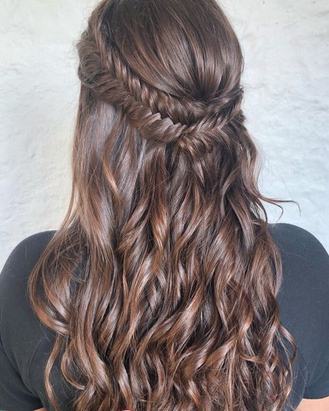 Prom Fishtail Braid Half Up, Fishtale Hairstyles, Fish Tail Braids Hairstyles, Fish Tail Half Up, Fishtail Half Up Half Down Wedding, Fishtail Braid Hairstyles Half Up, Fishtail Braid Half Up Half Down, Half Up Half Down Fishtail Braid, Fishtail Half Up Half Down