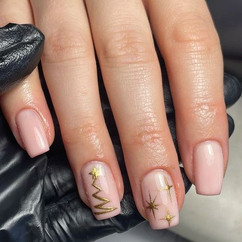 A chic and minimal design, these nude pink nails feature a delicate gold Christmas tree and star detailing, perfect for a subtle yet festive holiday look. The simplicity of the design gives it an elegant and modern appeal. Nude Pink Nails, Simple Christmas Nails, Christmas Tree Nail Art, Star Nail Designs, Tree Nail Art, Christmas Nail Ideas, Christmas Tree Nails, Gold Nail Designs, Nude Nail Designs