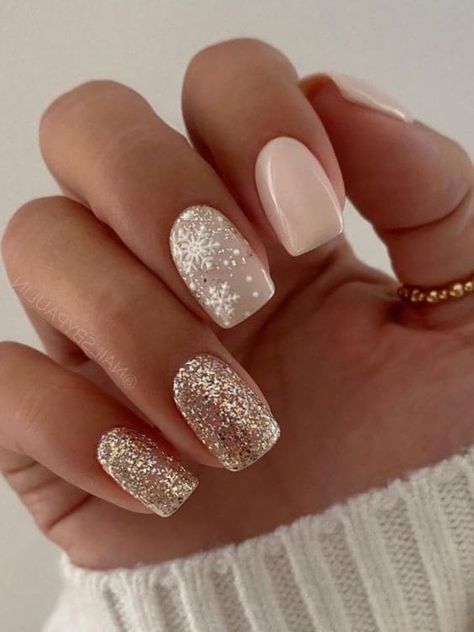 silver and gold glitter accent Fancy Nails Designs, Christmas Gel Nails, Snowflake Nails, Cute Gel Nails, Christmas Nails Acrylic, Dipped Nails, Xmas Nails, Fancy Nails, Chic Nails