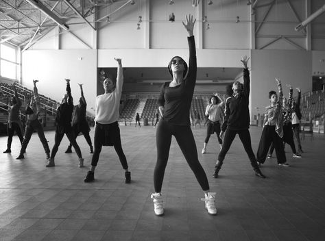 Beyonce and her back up dancers in leggings and sneakers; Superbowl rehearsal Beyonce 2013, Dance Pose, Concert Wear, Beyonce Style, Halftime Show, Beyoncé Giselle Knowles-carter, Beyoncé Giselle Knowles, Dancing Aesthetic, Epic Photos