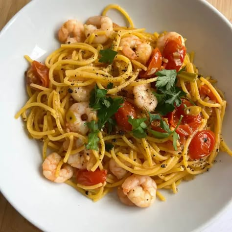 Jamie Oliver prawn linguine recipe Prawn Linguine Recipe Tomato, Prawn And Tomato Pasta, Lemon Prawn Pasta, Prawn Linguine Recipe Garlic, Pasta And Prawns, Prawn Linguine Recipe, Chilli Prawn Linguine, Prawn Pasta Recipe, Tomato Linguine