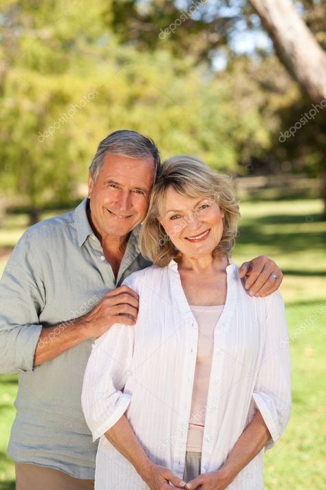 Old Couple Photography, Older Couple Poses, Older Couple Photography, Grandparents Photography, Age Photography, Grandparent Photo, Older Couple, Family Photoshoot Poses, Family Picture Poses