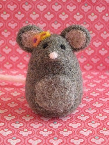 Needle Felted Mouse with Flowers | www.birdonwirestudio.blog… | Flickr Mouse Needle Felting, Small Needle Felting Ideas, Cute Felted Animals, Easy Needle Felting Ideas, Needle Felted Animals Easy, Needle Felting Flowers, Christmas Needle Felting Ideas, Easy Needle Felting Projects, Needle Felted Christmas Ornaments