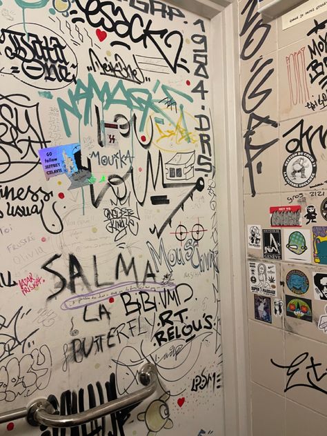 Graffiti In Bathroom, Graffiti Toilet, Wc Aesthetic, Toilet Graffiti, Toilet Aesthetic, Graffiti Bathroom, Toilet Stall, Bathroom Graffiti, School Bathroom