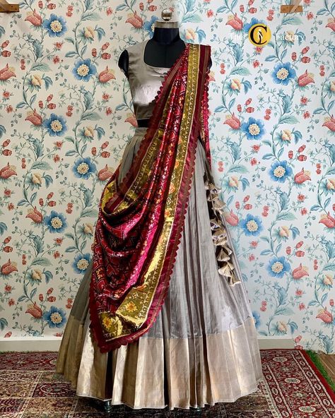 Kalamkari Half Saree, Exclusive Saree Blouse Designs, Lehenga Bride, Ethnic Lehenga, Indian Dress Up, Blouse Lehenga, Lehenga Crop Top, Designer Anarkali Dresses, Lehenga Saree Design