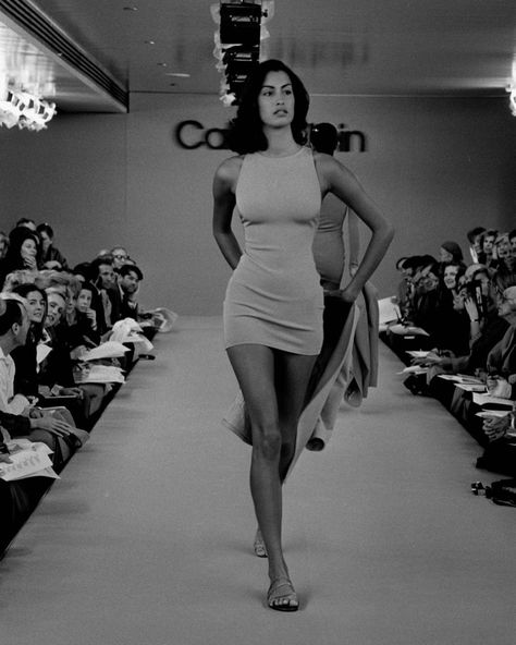 90s Supermodel Aesthetic Runway, Nyc 90s Fashion, 90s Model Body, 90s Catwalk, 90s Supermodel Aesthetic, 90s Model Aesthetic, Supermodel Aesthetic, Supermodel Body, Yasmeen Ghauri