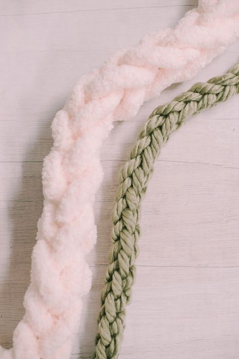 Make a stylish DIY Finger Knit Garland with chunky yarn. Create a cozy and trendy home decor piece effortlessly! Chunky Yarn Garland Diy, Finger Knitting Tutorial Videos, Yarn Finger Knitting, Finger Knit Garland, Finger Knit Wreath, How To Finger Crochet, Crochet With Hands, Yarn Garland Diy, Braided Garland