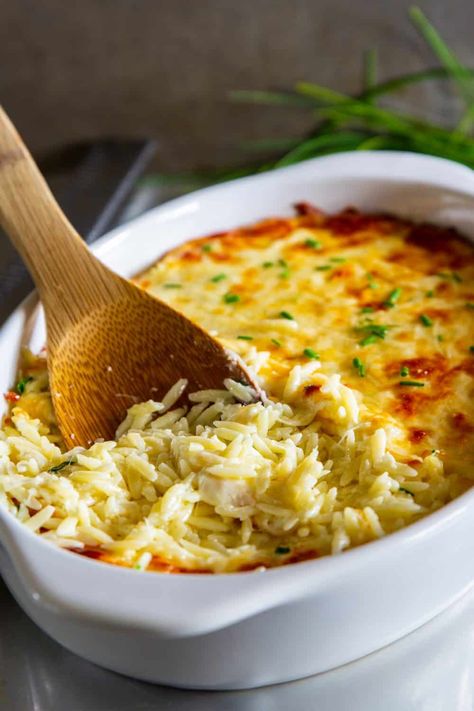 Cheesy Baked Orzo Hot Day Side Dishes, Orzo Pasta Casserole, Orzo Noodle Recipe, Ham And Orzo Recipes, Chicken And Orzo Casserole, Baked Orzo With Chicken, Side Dishes Casserole, Cheesy Orzo Recipes, Baked Orzo Recipes