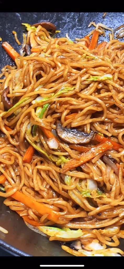 Vegetable Lo Mein with Cabbage and Mushrooms Chicken Lo Mein Noodles Recipe, Spaghetti Lo Mein, Lo Mein Recipe Vegetable, Lo Mein With Cabbage, Chinese Lo Mein Recipe, Veggie Lo Mein Recipe, Low Mein Recipe, Slow Cooker Lo Mein, Lomein Recipes