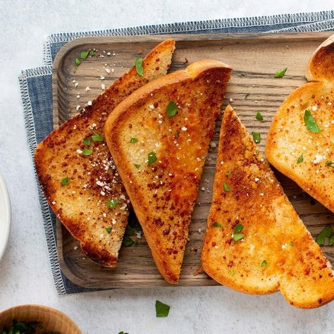 Quick Garlic Toast Garlic Toast Recipe, Garlic Toast, Make Garlic Bread, Garlic Bread Recipe, Garlic Cheese, Best Bread Recipe, Clam Recipes, Cheese Toast, Bread Toast