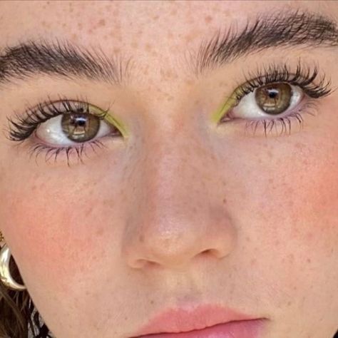 Eye Makeup Colorful Simple, Everyday Makeup Colorful, Make Up Looks For Small Eyes, Subtle Colourful Eye Makeup, Makeup 2024 Natural, Cool Skin Makeup, Natural Colorful Makeup, Green Make Up Looks Brown Eyes, Green Highlighter Makeup