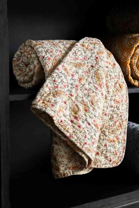 Lifestyle image of the Coral Sands & Yellow Paisley Quilt Aesthetic Quilts, Quilt Bedding Ideas, Quilt Aesthetic, Floral Quilts, Paisley Quilt, Homemade Quilts, Rockett St George, Quilted Throw Blanket, Bed Quilt