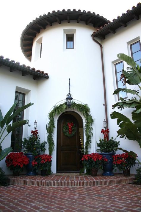 Spanish entry decorated for Christmas Colonial Renovation, Country House Exterior, Spanish Home Decor, Mexican Hacienda, Spanish Christmas, Spanish Mediterranean, Florida Christmas, Garden Design Layout, Spanish Style Home