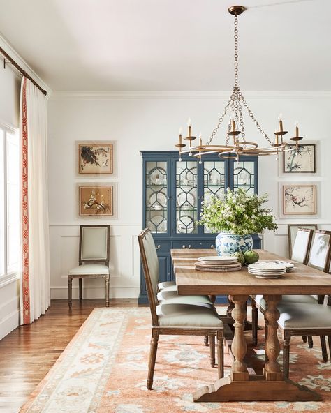 Like overall style, including the chairs and hutch Tori Rubinson, Colonial Dining Room, Transitional Dining Room, Classic Dining Room, Traditional Dining Rooms, Dining Room Style, Dining Room Makeover, Traditional Dining Room, Up House