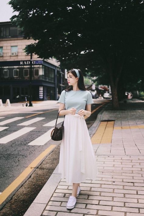 Korean Spring Summer Outfits, Coastal Feminine Outfit, Feminine Fits Aesthetic, Elegant Daily Outfit Classy, Korean Feminine Fashion, Korean Summer Fashion Aesthetic, Korean Casual Dresses, How To Pose With Skirt, Feminine Clothing Classy