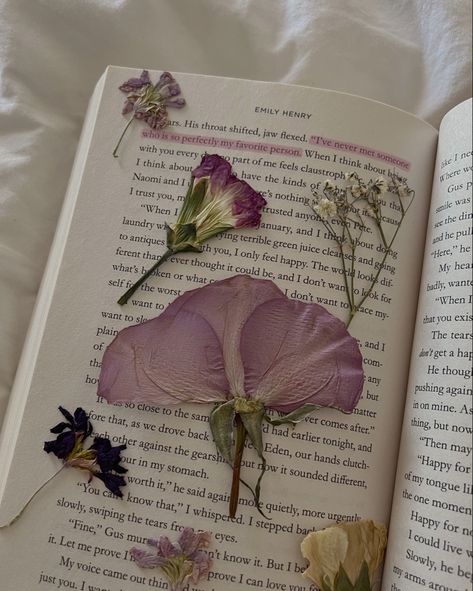 Pressed Flowers In Journal, Monthly Intentions, Green Juice Cleanse, Lake Monster, Spring Core, Flower Pressing, هاكونا ماتاتا, Beautiful Objects, Book Flowers