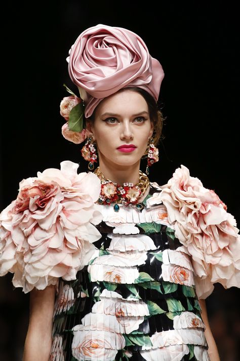 Fabric Hats, Couture Embroidery, نظارات شمسية, Rainbow Dress, Couture Details, Floral Fashion, Dolce E Gabbana, Vogue Paris, Flower Fashion