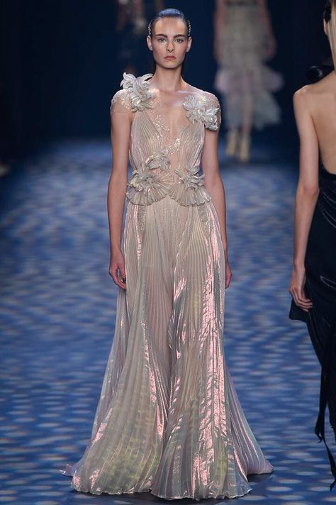 Iridescent White Dress, Marchesa Spring 2023, Pink Gown Runway, Marchesa Blue Dress, Marchesa Spring 2017, Marchesa Spring, Fairy Fashion, Fantasy Gowns, Couture Runway