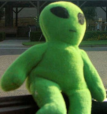 90s Alien Aesthetic, Alien Pfp Aesthetic, Silly Alien Drawing, Green Alien Aesthetic, Cute Alien Art, Alien Plushies, Alien Beanie, Men In Black Movie, Alien Pfp