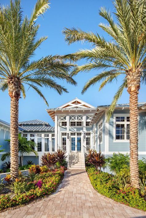 Family Retreat in the Florida Keys Offers a Resort-Like Escape - Ocean Home magazine Florida Keys Homes Beach Houses, Key West House Exterior, Florida Keys House, Key West Interior Design, Key West Homes, Key West Style Homes, Key West Florida Vacation, Florida Beach Homes, Florida Houses