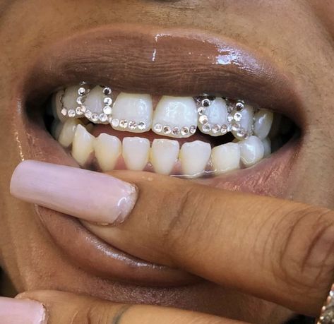 Tooth Gem Designs, Pretty Teeth, Dental Jewelry, Grillz Teeth, Glitter Accessories, Diamond Teeth, Diy Teething, Grills Teeth, Tooth Gem