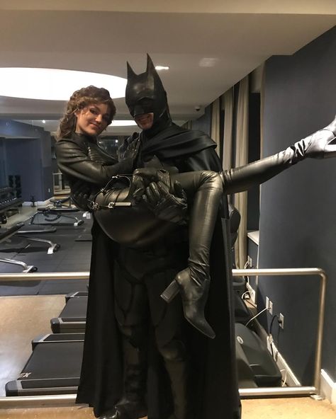 Behind-the-scenes photos posted by Lili Simmons give us a better look at Gotham's Catwoman and Batman costumes. Batman And Catwoman Costumes, Bruce And Selina, Gotham Cast, Gotham Tv Series, Gotham Series, Catwoman Cosplay, Batman Costumes, Gotham Tv, Gotham Batman