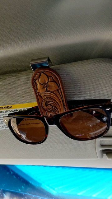 Car Sun Visor Decor, Sunglass Holder For Car, Sunglasses Holder For Car, Car Sunglass Holder, Car Inspo Interior Boho, Cool Car Decorations, Car Cd Holder, 90s Car Interior, Cool Car Interior Ideas Aesthetic