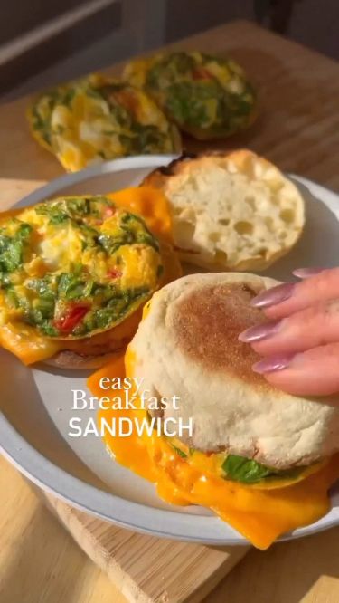 #TheCraftofCroissantSandwiches Easy Breakfast Sandwiches, Handheld Breakfast, Aesthetic Food Recipes, Easy Breakfast Sandwich, Eggs Breakfast, Work Meals, Healthy Sandwiches, Healthy Food Dishes, Breakfast Sandwiches