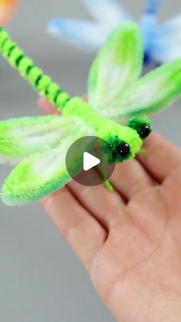 Mini Beast Craft, Diy Bugs Craft, Pipe Cleaner Dragonfly, Dragonfly Diy Craft Ideas, Diy Dragonfly Crafts, Pom Pom Animals Diy Easy, Pipe Cleaner Ideas, Pipe Cleaner Crafts For Kids, Dragonfly Crafts