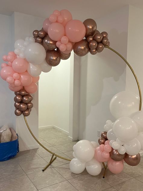 Baloon Ring Decorations, Ring Balloon Decor Birthday, Ring With Balloons, Circle Arch Balloons Decoration, Ballon Ring Decoration, Round Balloon Garland Backdrop, Balloon Ring Decoration Ideas, Circle Arch Balloon Garland, Gold Hoop Balloon Backdrop