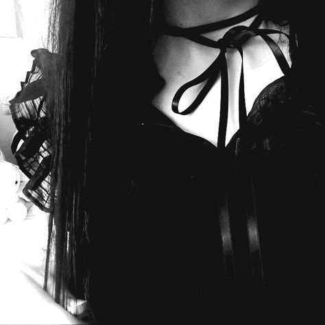 Goth Girl Aesthetic, Y2k Profile Picture, Arte 8 Bits, Doll Aesthetic, Gothic Aesthetic, Goth Aesthetic, Cute Selfies Poses, Emo Girls, + Core + Aesthetic