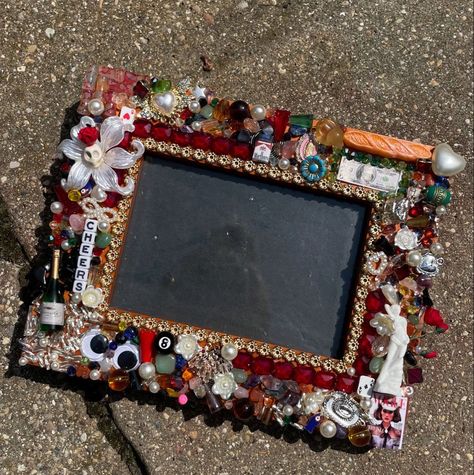 Bedazzled Picture Frames Diy, Bead Crafts Aesthetic, Crafty Picture Frames, Cool Things To Hang From The Ceiling, Birthday Craft Gift Ideas, Beaded Photo Frame, Reuse Diy Ideas Upcycling, Group Diy Projects, Little Crafts To Make