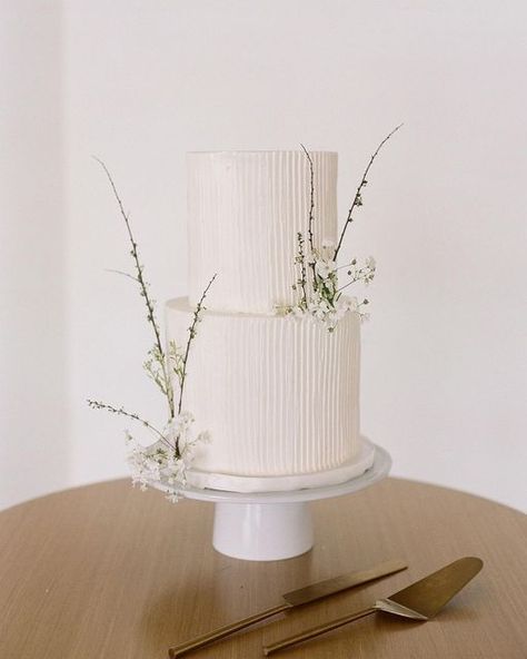 Cake With Flowers, Small Wedding Cakes, Modern Cakes, Dream Wedding Cake, Classic Wedding Cake, Modern Minimalist Wedding, Simple Wedding Cake, Engagement Cakes, Modern Wedding Cake